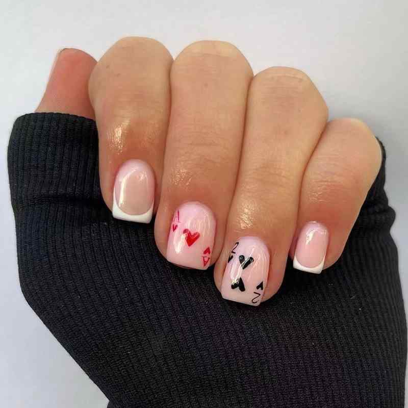 Nail - ネイルチップ フレンチスタイル 白色 甲片 貼り付け 短め 赤い桃心 ハート アルファベット 数字 黒い桃心 かわいい デザイン セルフネイル 簡単 付け外し可能 日常使い ピンク系 カラー 軽量 耐久性