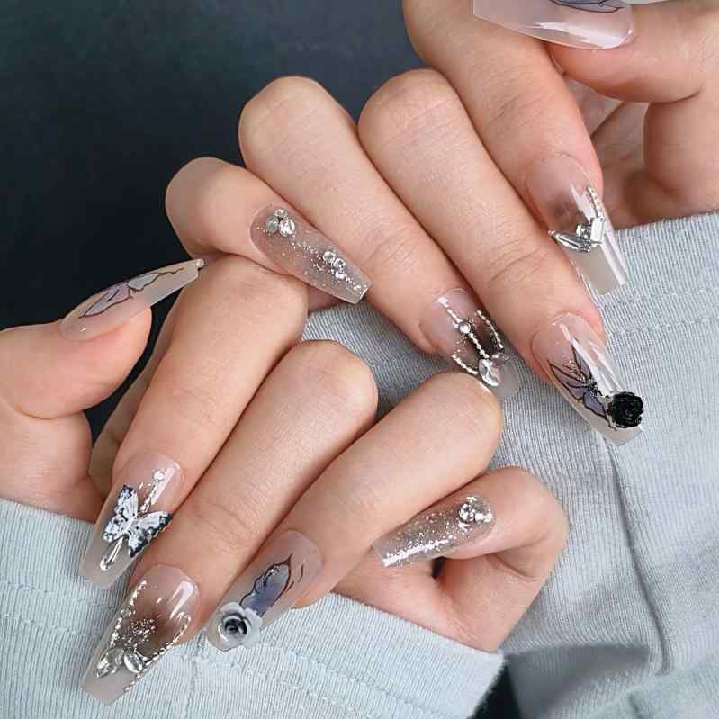 ネイルチップ 長め ダークカラ 人工爪 手作り 取り外し可能 プリセット 甲片 貼り付け ゴス メイクアップ 指先アート 装飾品 ブラック系 ミステリアス デザイン 女性用 普段使い 軽量 耐久性 セルフネイル