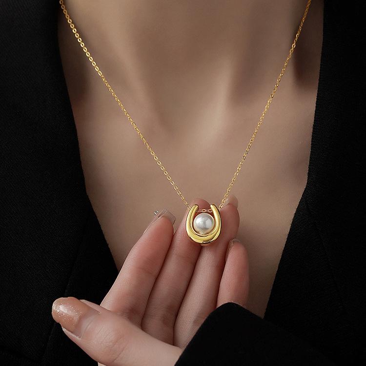 Pearl White - ネックレス 女性用 軽量 真珠 チェーン 細鎖 U字 ペンダント 18Kゴールド 洗練 デザイン 個性派 スタイル 高級感 鎖骨 気質 ファッション アクセサリー シンプル モダン ジュエリー ゴールドチェーン 日常使い 華やか 輝き