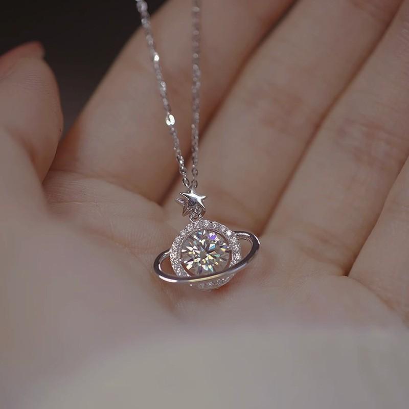 Rhodolite - ネックレス 女性用 シンプル 高級感 デザイン 気質 小众 百搭 鎖骨チェーン ファッション 個性 ペンダント シルバー アクセサリー 普段使い 軽量 耐久性 スタイリッシュ 細身 チェーン モダン アクセント