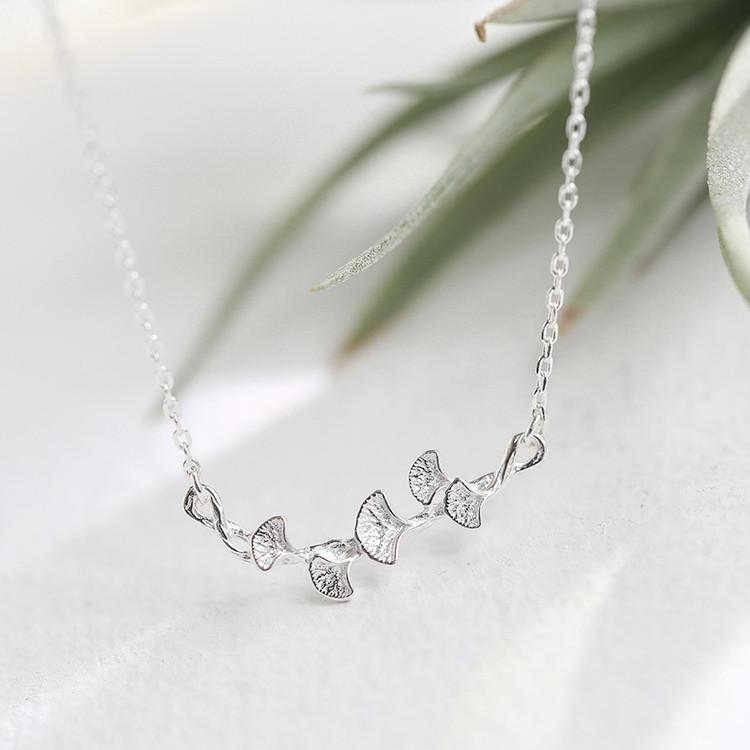 Rakuten - ネックレス 女性用 925シルバー 銀杏 葉 モチーフ 潮 鎖骨 チェーン シンプル 気質 百搭 森系 吊り下げ 人気 かわいい 軽量 普段使い アクセサリー シルバー ジュエリー