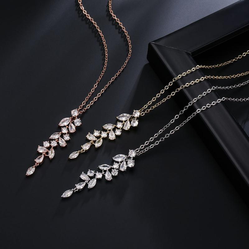 Red Coral - レディース ネックレス 花柄 ロングチェーン 吊り下げ ペンダント 女性用 華やか 気品 細工 微細 ジルコニア 装飾 シンプル モダン 普段使い 華奢 デザイン 軽量 ゴールド調 シルバー調 通勤 デート ギフト アクセサリー ジュエリー 細身 繊細