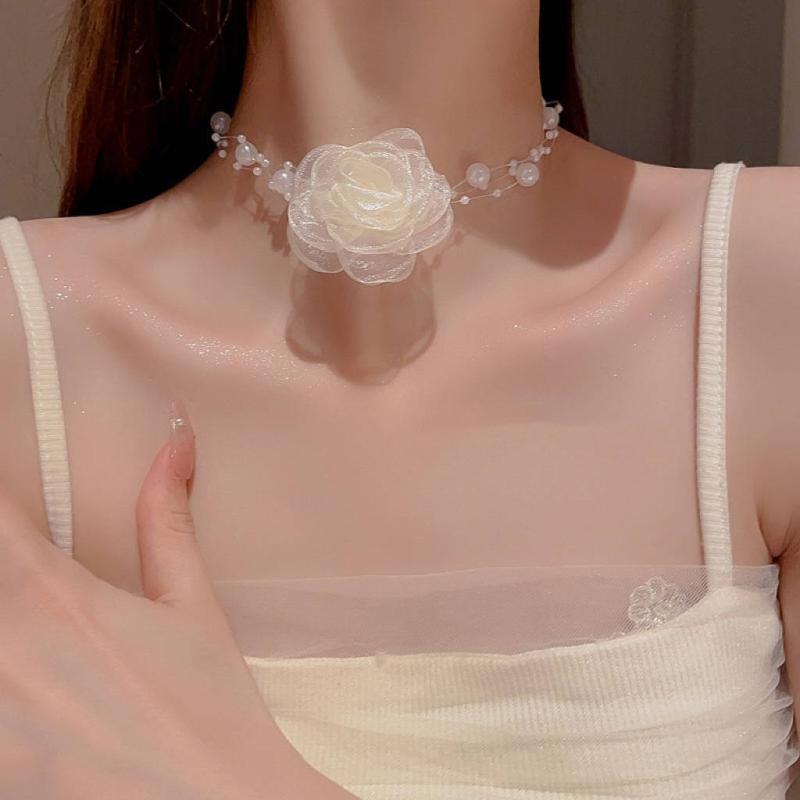 White - ネックレス 女性用 フレンチスタイル ロマンティック ブラックホワイト チョーカー フラワーモチーフ 真珠 仙女気質 鎖骨チェーン ユニークデザイン クラシックアクセサリー 華奢シルエット レイヤード対応 普段使い 軽量素材 洗練カラー