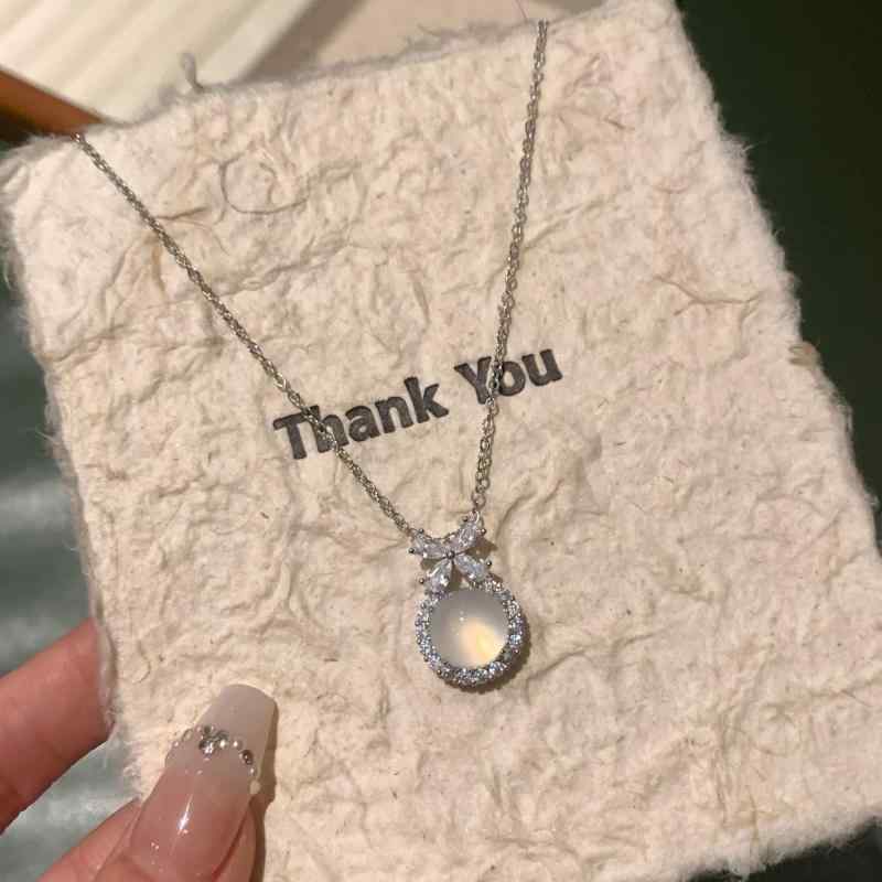ネックレス 女性用 花 蝶 チェリー モチーフ 氷透加工 ホワイト 玉髓 ジルコニア ペンダント 鎖骨チェーン 高級感 軽量 細身デザイン ..