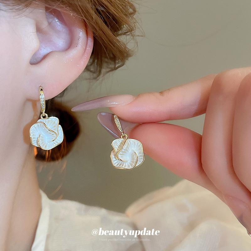 Amethyst - イヤリング 女性用 真ちゅう 電気メッキ加工 ジルコニア カメリア 花モチーフ ドロップ型 軽量 華奢 デザイン 高級感 気質 雰囲気 シルバー系 ゴールド系