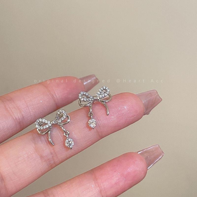 ピアス イヤリング 女性用 秋冬 蝶結び ジルコニア 耳飾り 高級感 軽量 耳钉 シンプル アクセサリー シルバー調 フェミニン スタイリッシュ 日常使い 華やか 細工 繊細 装飾 耳元 アクセント モダン 洗練 軽やか 輝き 秋冬コーデ 冬 ア(4.0)