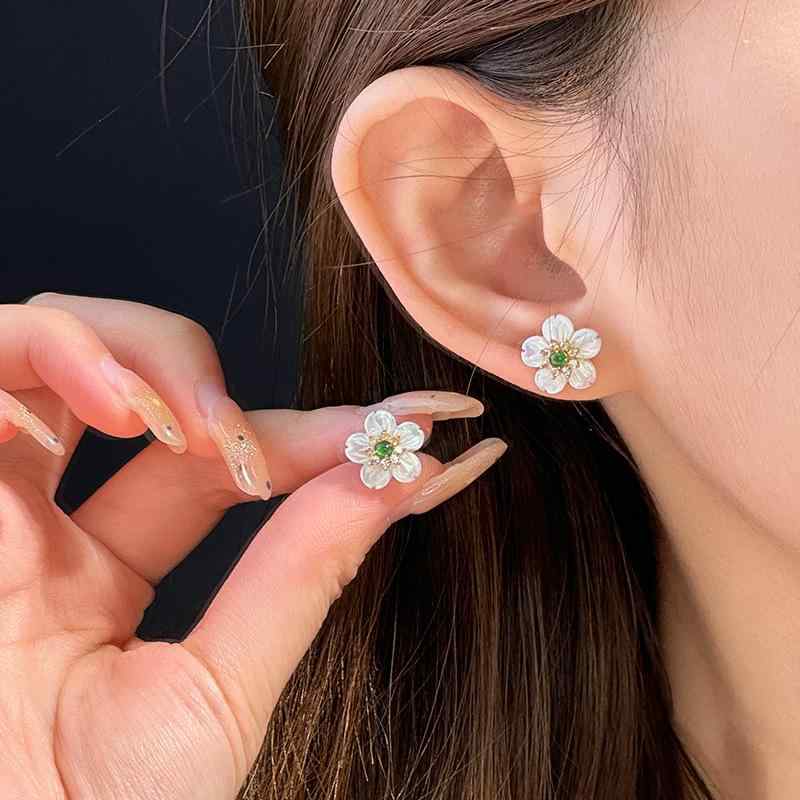 フラワーモチーフ 翡翠グリーン イヤリング 純銀 S925 貝殻 少女 かわいい 繊細 気品 デザイン 女性用 揺れる アクセサリー 淡緑 花柄 優しい 華奢 シルバー 耳飾り