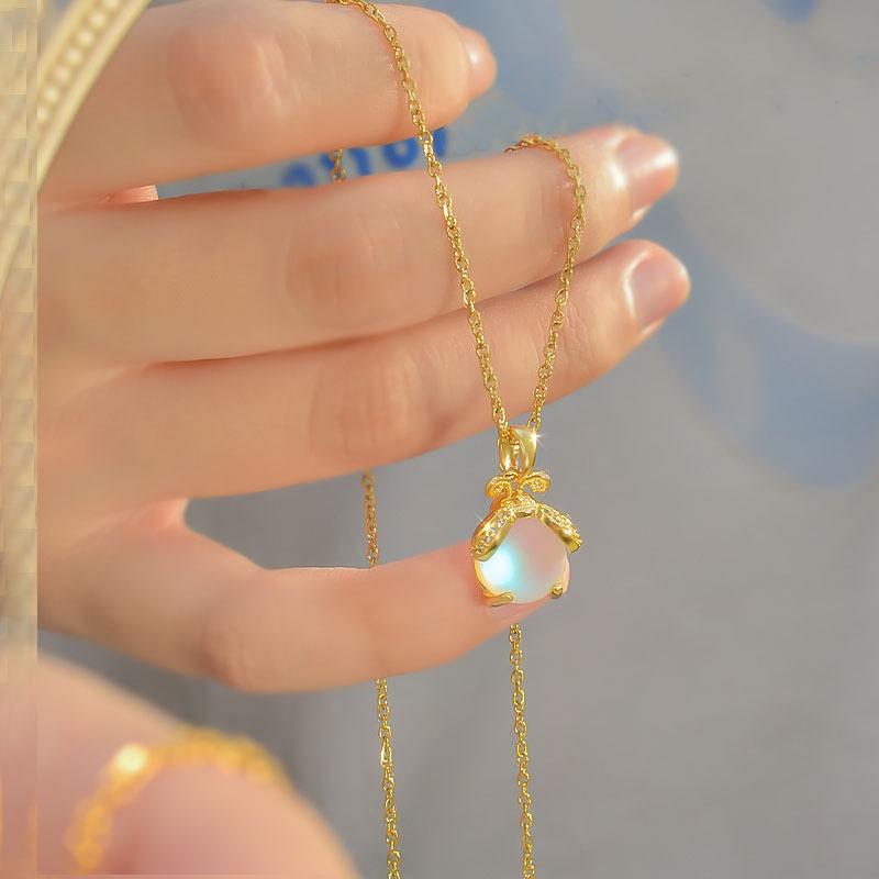 Beads - ネックレス 女性用 韓国 インスタ映え 蛍光 ホタル モチーフ ペンダント チタン製 ステンレススチール チェーン ユニーク デザイン インフルエンサー 人気 細身 鎖骨 ライン アクセサリー 普段使い 軽量 輝き ファッション アイテム