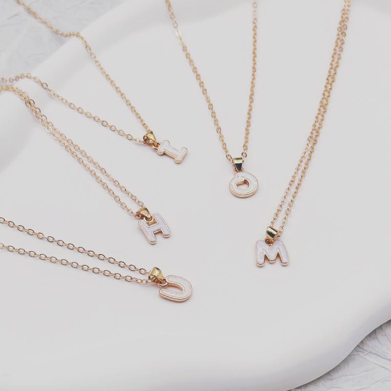 ネックレス 女性用 シンプル モダン アルファベット ペンダント 26文字 ドロップ デザイン 鎖骨チェーン シルバー アクセサリー 普段使い 軽量 ファッション ジュエリー ゴールド スタイリッシュ
