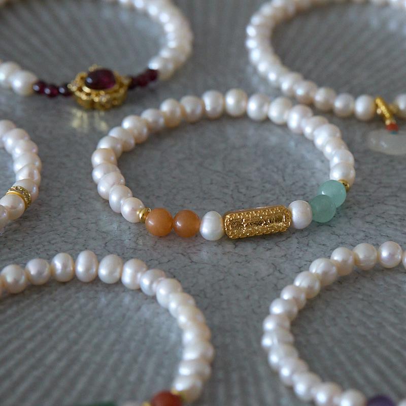 Jade - ブレスレット 女性用 天然淡水パール 手作り 復古 軽量 高級感 かわいい 気品 アクセサリー 普段使い フレンドシップ ジュエリー 淡いピンク系 シルバー加工 伸縮性 軽やか 繊細デザイン