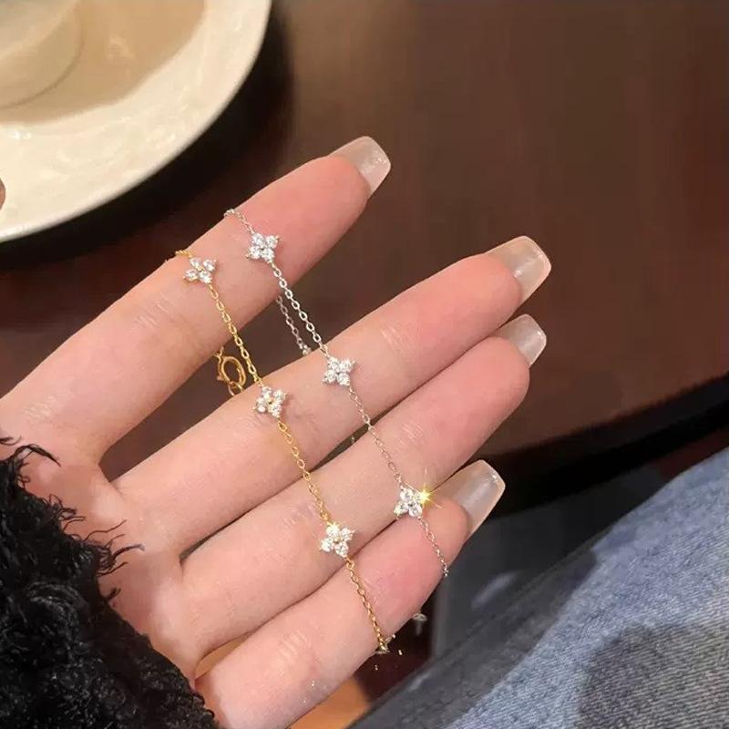 Other - ハンドチェーン 女性用 シンプル ジルコニア クローバー 軽量 高級感 気品 欧米 アクセサリー シルバー チェーン ブレスレット 手元飾り 細身 華奢 日常使い プレゼント モダン 洗練 輝き スタイリッシュ