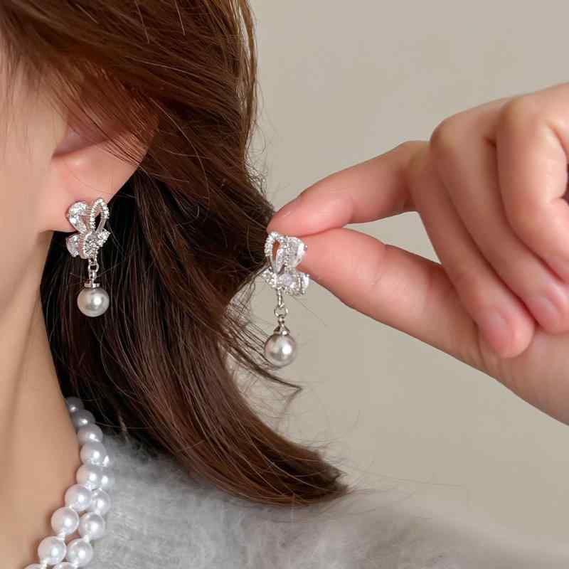 Lime - ピアス イヤリング 女性用 秋冬 接触冷感 再生繊維 グレー 蝶モチーフ 真珠 ジルコニア 韓国 顔痩せ シルバーアクセサリー 軽量 普段使い 細身デザイン シンプル 華奢 ハーフ ロング ドロップ ゴールド ピンク系 アイボリー カラー スタイリッシ