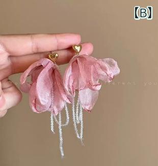 リバーパディのピアス イヤリング 女性用 花 モチーフ 吊り下げ 刺繍 ベルベット 夏 春夏 海辺 バカンス スタイル 清涼 かわいい アクセサリー 軽量 普段使い ピンク系 アイボリー ゴールド加工｜アングル3