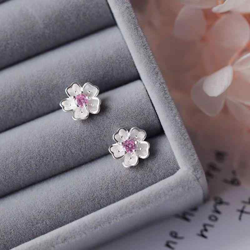 フラワーモチーフ 女性用 耳飾り 桜花 ピンク系 スタッドタイプ 立体 かわいい 復古 花びら ジルコニア 合成石 軽量 普段使い 春夏 アクセサリー 華やか 繊細 シルバー調