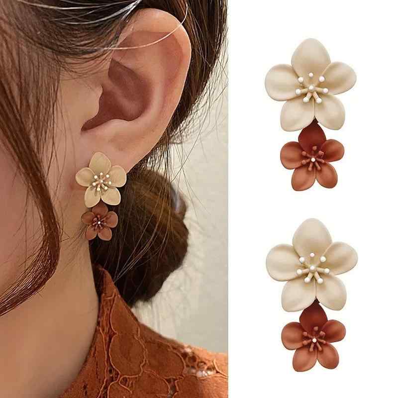 ピアス イヤリング 女性用 韓国 個性 シンプル 花モチーフ ハンドペイント コントラストカラー 気品 ファッション 耳飾り スタッドピアス イヤリング 華やか 軽量 ゴールド加工 普段使い デートコーデ シルバー ピンク系 ブルー アクセサリー 春夏 秋冬 通年