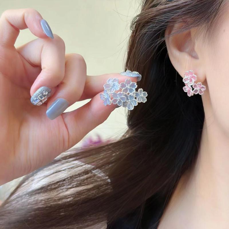 Chromium - イヤリング かわいい 花柄 女性用 デザイン性 ガーリー ファッション 百搭 花 耳飾り フラワー アクセサリー 華やか 気品 個性 普段使い 軽量 シルバー ゴールド ピンク ブルー