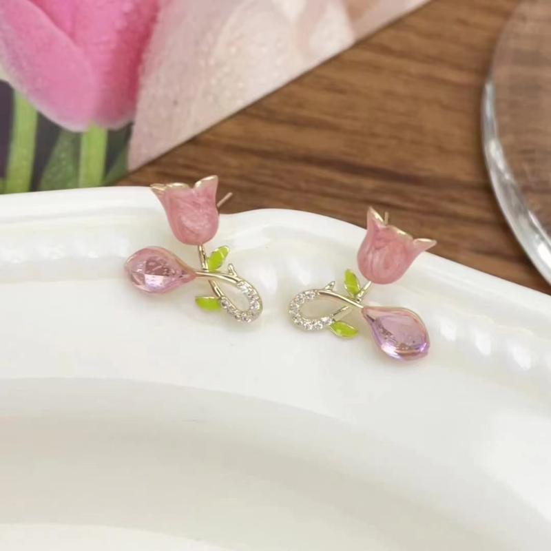 Pink - イヤリング 耳飾り かわいい ピンク系 チューリップ 花モチーフ フラワー 花柄 甘め 女性用 気品 華やか ファッション アクセサリー フラワーデザイン コスチュームジュエリー 春夏 デイリー デート 軽量 華奢 細工 繊細 装飾品 耳アクセ