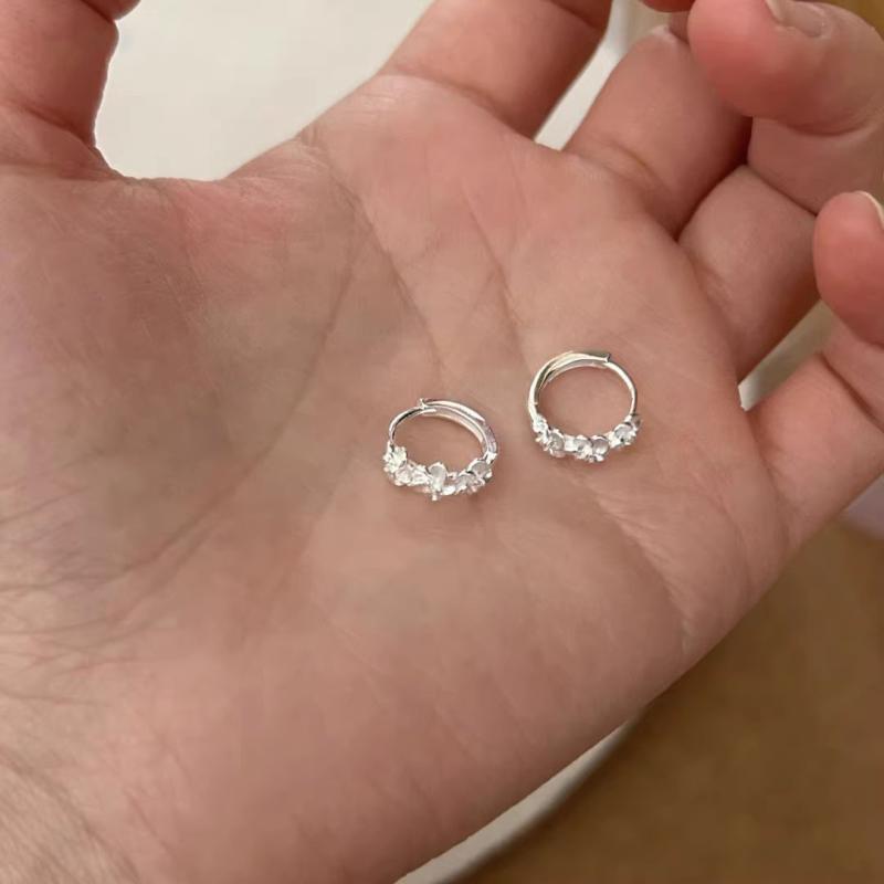 乐天商城 - フラワー イヤリング 女性用 かわいい 甘め 気質 軽量 百搭 アクセサリー 耳飾り 華やか デザイン ゴールド 加工 シルバー トーン デイリー コーデ 軽奢 スタイル