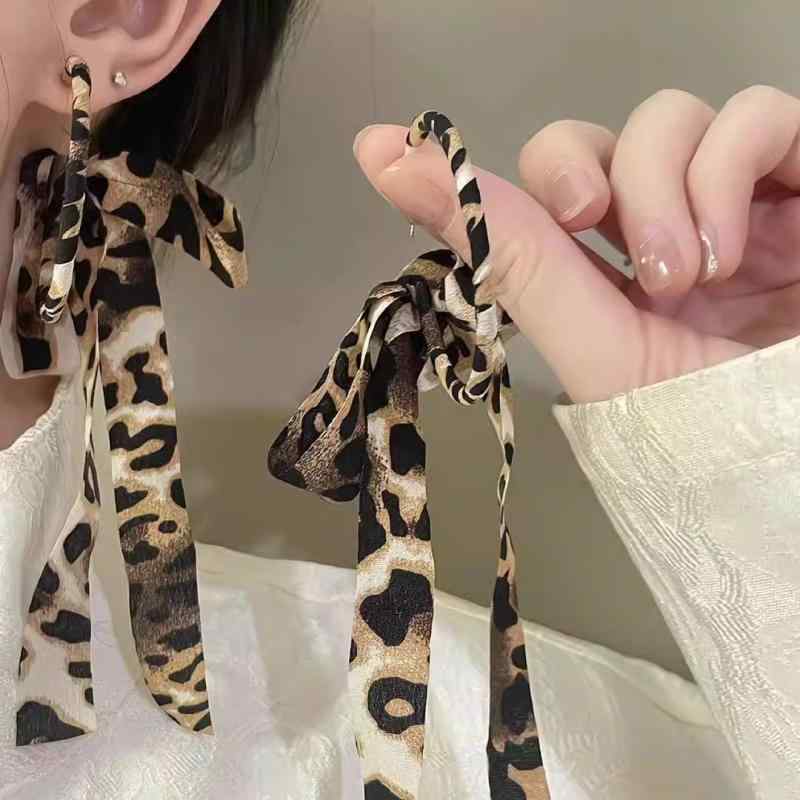 Rubellite - イヤリング 女性用 秋 ヒョウ柄 リボン 布地 長さ 大型 円形 野性的 モダン ファッション アクセサリー 揺れる 耳飾り トレンド スタイル 軽量 普段使い