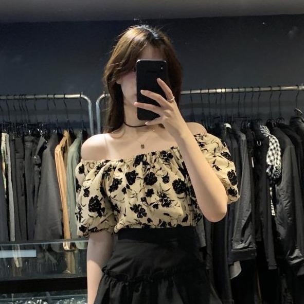 Rakuten - Tシャツ 女性用 フレンチスタイル ブラウス ゆったり 韓国 花柄 短袖 一枚肩 夏用 軽量 吸湿速乾 かわいい シルエット コットン混 ピンク系 ブルー系 イエロー系 通勤 普段使い