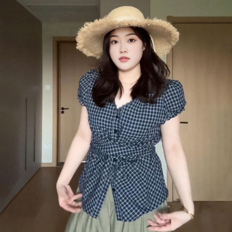 Rakuten - トップス 女性用 大きいサイズ 法式 ビンテージ チェック柄 短袖 シャツ 夏用 収腰 ウエスト 結び紐 レース 縁取り 切り替え Vネック 上着 コットン 素材 軽量 伸縮性 吸湿速乾 ブラック グレー ピンク アイボリー カジュアル 普段使い 通勤