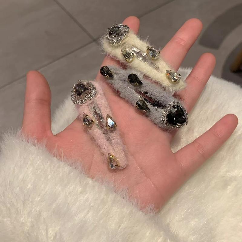 ヘアアクセサリー 秋冬 女性用 ふわふわ 毛皮 フラワーヘアクリップ ラインストーン ハート かわいい 甘め ヘアピン ヘアカチューシャ 日常使い ギフト ラグジュアリー