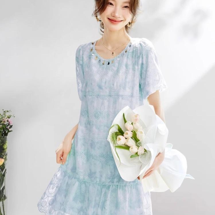 Rakuten - ワンピース 春夏 レディース 短袖 連衣裙 感提花 プリント デザイン 小柄 女性用 フレンチスタイル 減龄 気質 スカート 軽量 綿素材 吸湿速乾 ビッグシルエット Vネック ブラック ピンク系 アイボリー カジュアル 普段使い 通勤対応