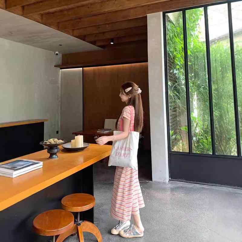 ワンピース 女性用 春夏 虹色ストライプ プリーツ ウエスト切り替え ラウンドネック かわいい コーディネート スリム効果 膝丈 ミディ丈 軽量 通気性 コットン混 伸縮性 接触冷感 日常使い