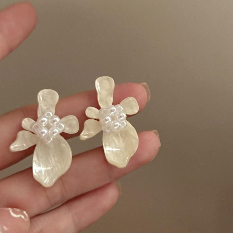 Chromium - イヤリング 女性用 復古 真珠 花 デザイン アクリル 素材 軽量 かわいい 華やか 高級感 普段使い アクセサリー シルバー ゴールド 春夏 秋冬