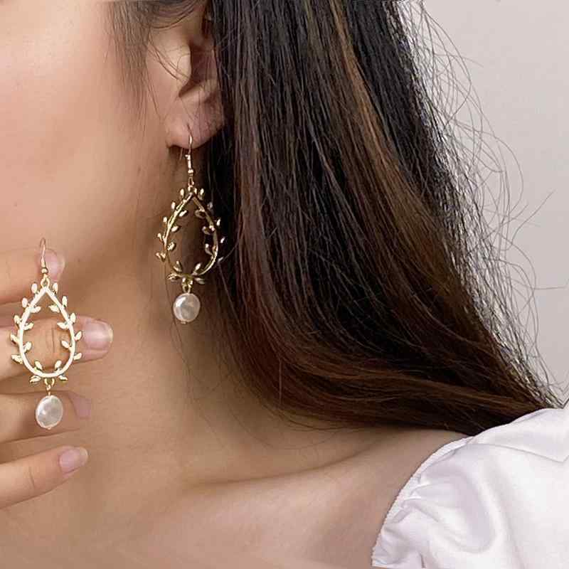 乐天商城 - イヤリング 女性用 復古 葉モチーフ 真珠 欧米 気質 少数派 森系 ファッション 镂空 シンプル 空洞 耳飾り 軽量 デザイン シルバー ゴールド 秋冬