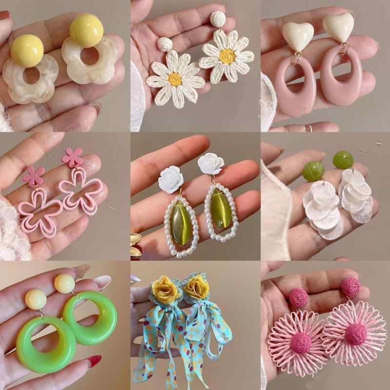 樂天商城 - イヤリング ピアス ダークピンク 真珠 花モチーフ 法式 軽量 ラグジュアリー ファッション 汎用 アクセサリー 華奢 洗練 女性用 日常使い ギフト シルバー アクセント 華やか デザイン 繊細 装飾 耳元 ポイント トレンド スタイル モダン エレガ
