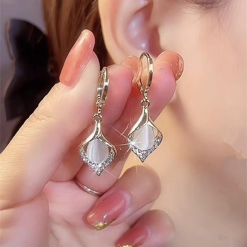 Chromium - レディース イヤリング 猫眼石 軽量 ハイセンス 耳飾り 精緻 かわいい 仙女 気品 アクセサリー ゴールド シルバー ピンク ブルー 秋冬 通勤 普段使い 軽やか 洗練 デザイン 繊細 輝き ファッション ジュエリー スタイリッシュ 日常 コーディネ