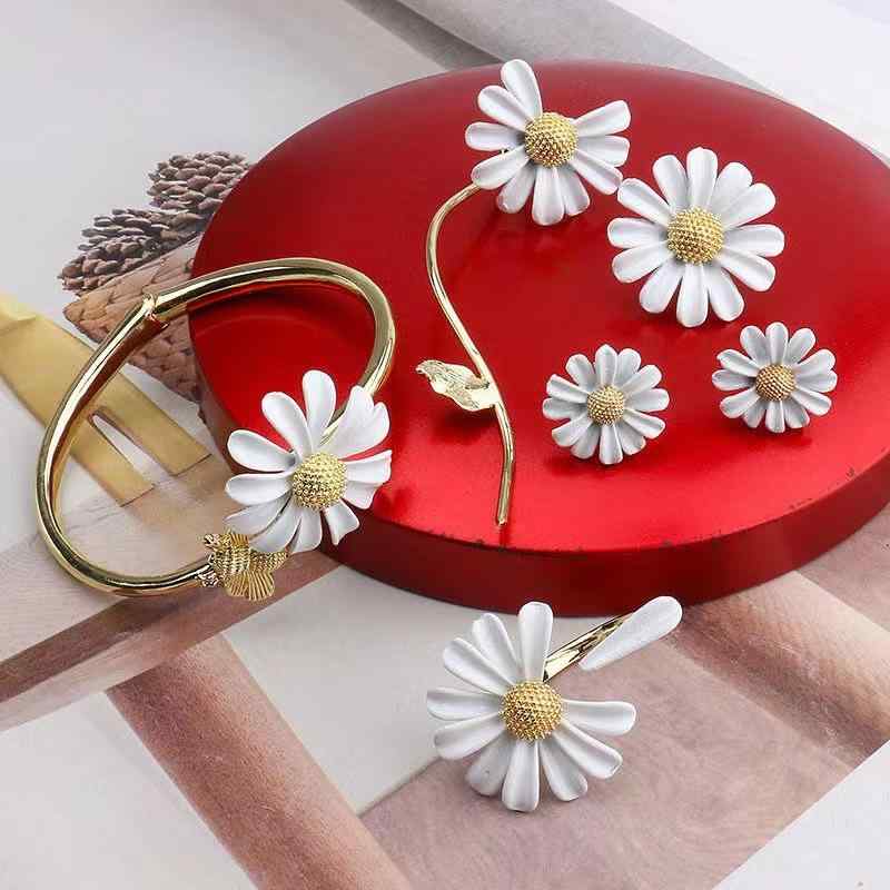 Women's Jewelry Set: Ring, Bracelet, Earrings, Necklace. Cute bee motif, daisy pattern, elegant design in pink and gold tones. Lightweight, perfect for summer and everyday wear. A great gift idea. A simple yet stylish accessory set for everyday use.