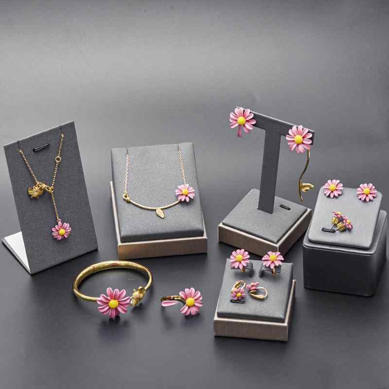 水 - アクセサリーセット 女性用 かわいい ピンク系 花柄 不対称 デザイン 菊 蜂 モチーフ 耳飾り ピアス イヤーカフ 指輪 ブレスレット ロングネックレス 軽量 普段使い ギフト向け