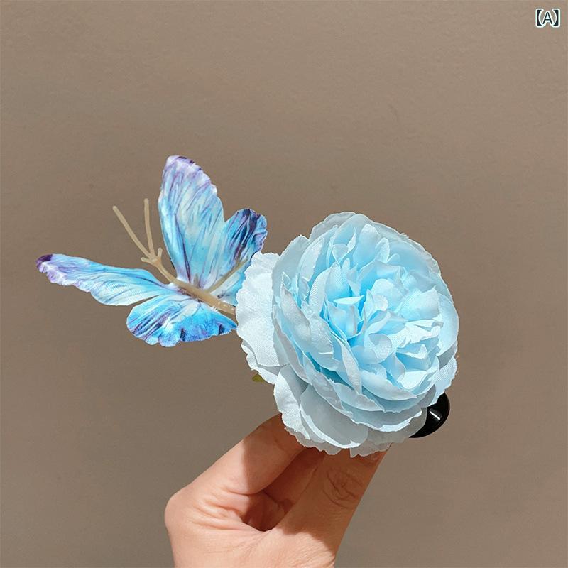 リバーパディのヘアアクセサリー 女性用 森ガール 春 蝶々 立体 花柄 かわいい 鴨嘴クリップ 甘め 個性派 発飾 軽量 華やか ピンク系 アイボリー 柔らかい素材 普段使い デイリーコーデ ヘアアレンジ 春夏 アクセ｜アングル2