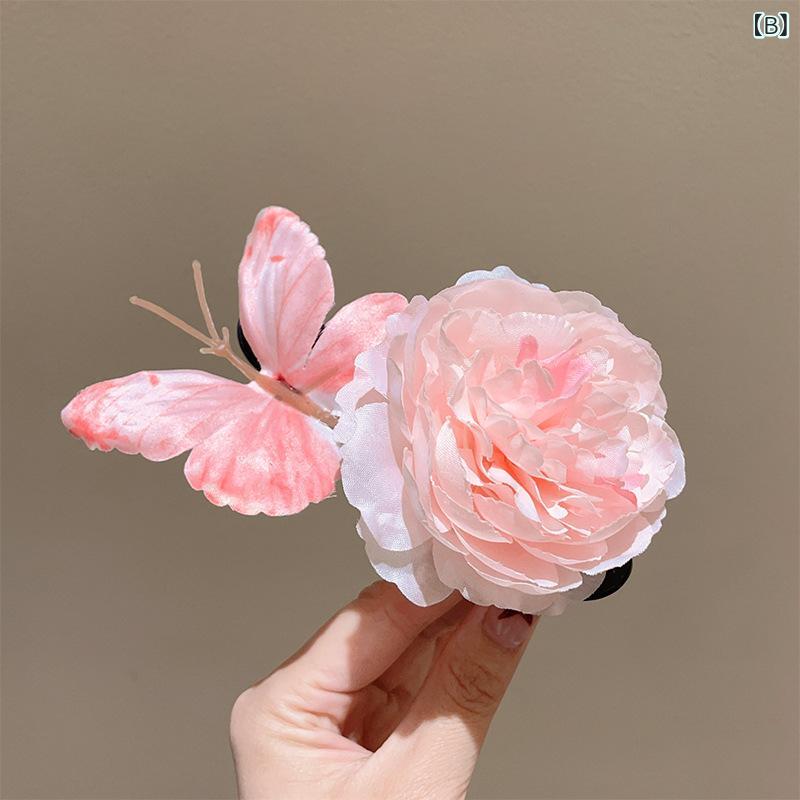 リバーパディのヘアアクセサリー 女性用 森ガール 春 蝶々 立体 花柄 かわいい 鴨嘴クリップ 甘め 個性派 発飾 軽量 華やか ピンク系 アイボリー 柔らかい素材 普段使い デイリーコーデ ヘアアレンジ 春夏 アクセ｜アングル3