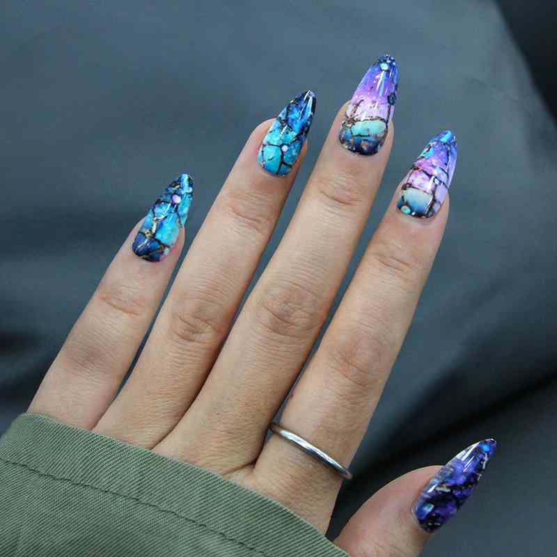 プレスオン ネイル ミディアム アーモンド 形状 宇宙 星 インターステラー デザイン 中長 長さ かわいい スタイリッシュ セパレート 付け爪 24 ピース セット セルフ 装着 簡単 ピールオフ タイプ 日常使い 派手 モチーフ ファッション アクセサ