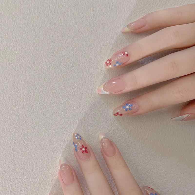 春夏 フラワーデザイン フレンチスタイル ピンク かわいい 肌色映え 気品 デザイン アーモンド型 24枚 ウェアリング式 ネイルステッカー 柔らかい 花柄 優しい 淡い色 華やか ファッション ネイルアート 通勤用 普段使い 軽量 伸縮性 セルフネイル