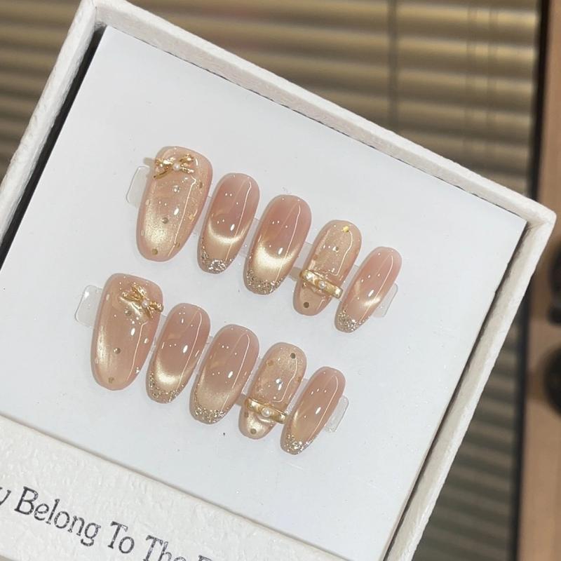 ネイルチップ かわいい 猫目 デザイン 蝶結び アクセサリー ピンクベージュ 色 女性用 気品 スタイル 普段使い 軽量 付け替え 簡単 柔軟 素材 ハイクオリティ 仕上げ 指先 コーディネート アクセント フェミニン ルック デイリー ファッション