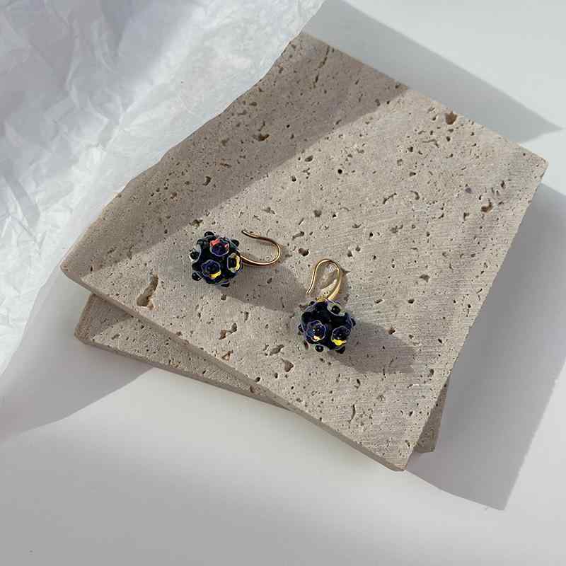 ピアス レディース アクセサリー 手作り ビーズ 花びらモチーフ フックピアス アクリル製 揺れる ぶら下がり 大ぶり 個性的 かわいい おしゃれ カジュアル デイリーユース パーティー用 フェミニン スイート ガーリースタイル 彩色 カラフル デザイン