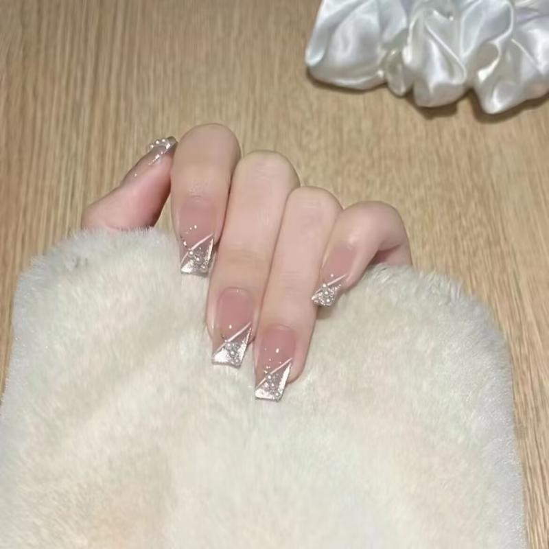 ネイルチップ フレンチスタイル 光沢パール キラキラ加工 高級感 付け爪 人工爪 取り外し可能 光沢仕上げ 耐久性 セルフネイル 簡単装着 日常使い 華やかデザイン 指先美 フェミニン ピンク系 カラー展開 柔軟素材 トレンドアクセント