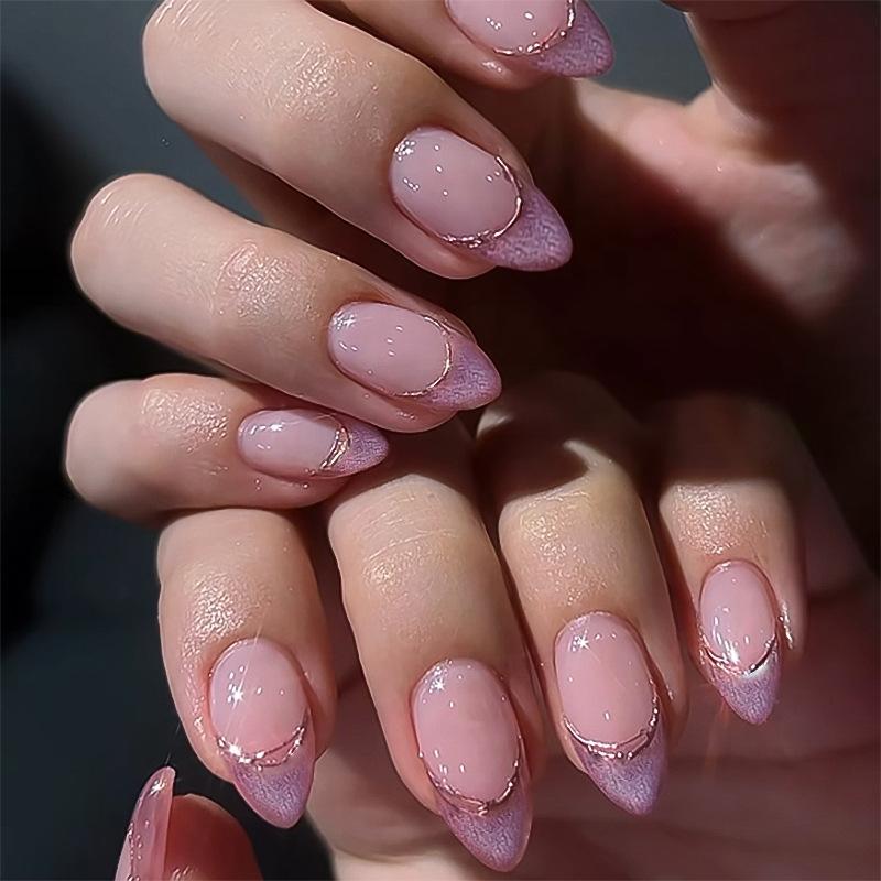 ネイルチップ 短めアーモンド型 フレンチスタイル パープル系 ラメパウダー 光沢加工 フェイクネイル 女性用 かわいいデザイン 爪用アクセサリー 手元おしゃれ 日常使い 光沢感 透明ベース ピンク系 アクセントカラー