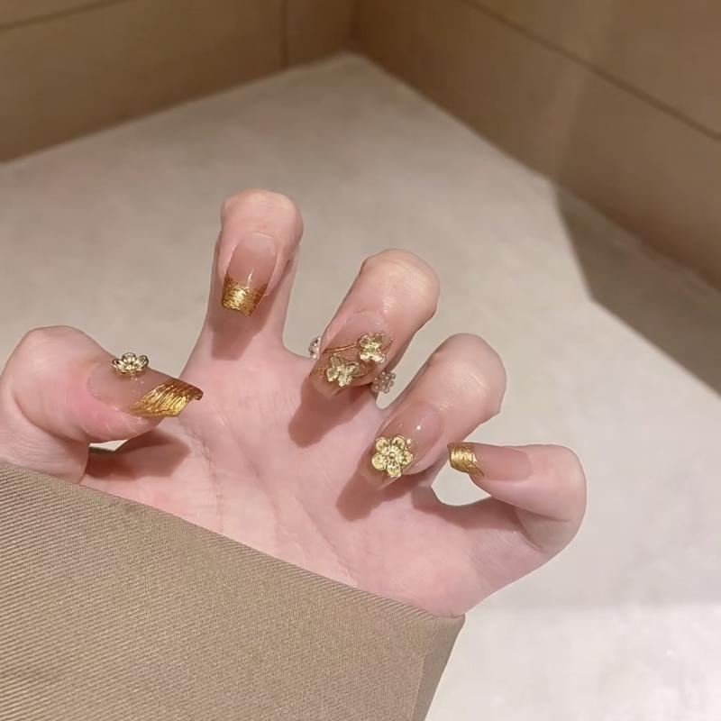 Nail - ネイルチップ 金色 花柄 軽量 ラグジュアリー フレンチスタイル 高級感 個性派 華やか 付け爪 取り外し可能 貼り付けパーツ 日常使い かわいい デザイン 指先 アクセサリー 女性用 シンプル フェミニン