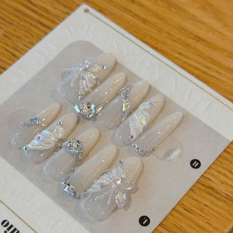 Artificial Nails - ブローチ 女性用 かわいい 立体浮雕 蝶 モチーフ 超輝き ジルコニア 装飾 高級感 軽量 普段使い ファッション アクセサリー シルバー ピンク系 ゴールド系 春夏 秋冬 通年