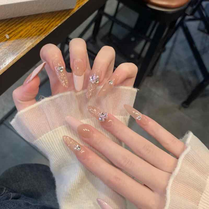 Nail - ネイルチップ かわいい ピンク フレンチスタイル ラインストーン 装飾 甘め ガーリー ソフト ホワイト 透明感 手入れ簡単 脱着可能 ロングタイプ 女性用 普段使い 軽量 伸縮性 爪用 アクセサリー ファッション小物