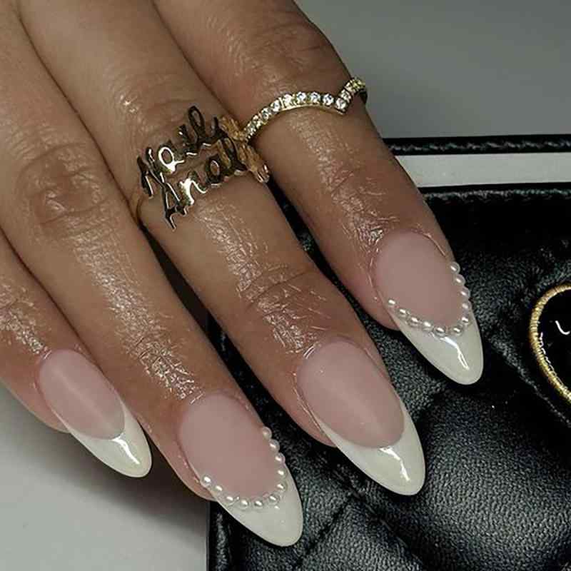 Artificial Nails - ネイルチップ 少女 シンプル 真珠装飾 ドット ホワイト ピンク系 アーモンド 形状 かわいい 指先 アクセサリー 普段使い 軽量 耐久性 再生繊維 素材 付け替え 簡単 ファッション アイテム