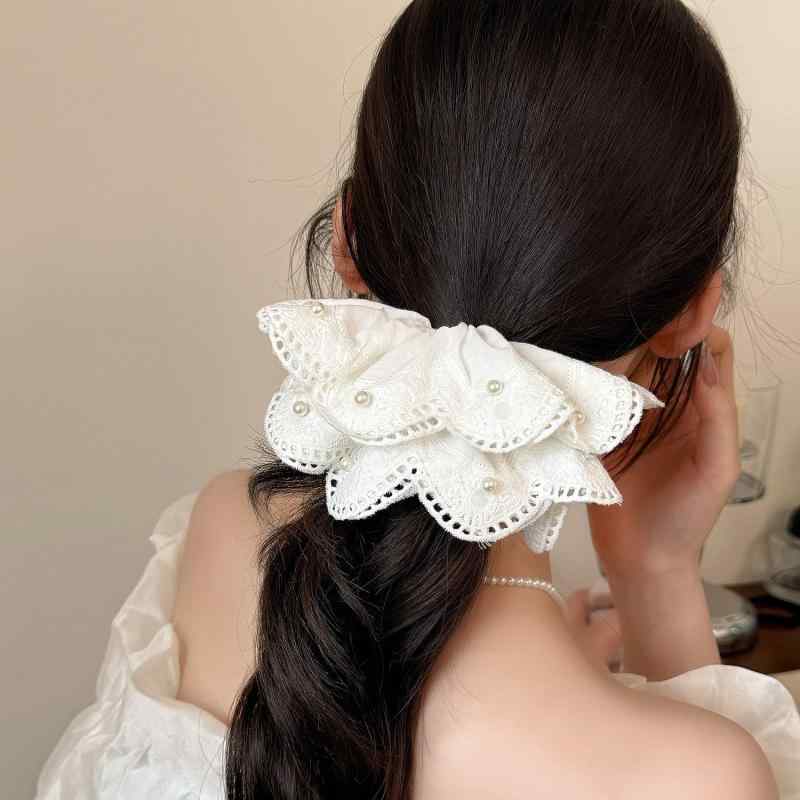 Chou-Chou - ヘアアクセサリー 女性用 ベージュ レース 花柄 ビーズ デコレーション 大型 腸型 ヘアゴム 丸み バン まとめ髪 ダブルレイヤー ヘッドバンド ポニーテール 髪紐 ヘアフラワー かわいい 普段使い 伸縮性 柔らかい ブラウン系 アイボリー