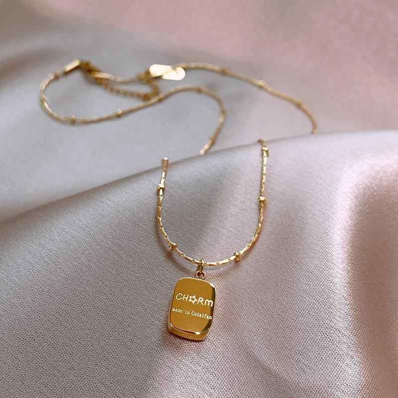 Garnet - ネックレス 女性用 韓国 シンプル スタイリッシュ 鎖骨チェーン アルファベット プレート タイタン ステンレス シルバー アクセサリー ファッション コーデ アクセント 軽量 耐久性 普段使い ギフト かわいい モダン ユニセックス 細身 短め レイ