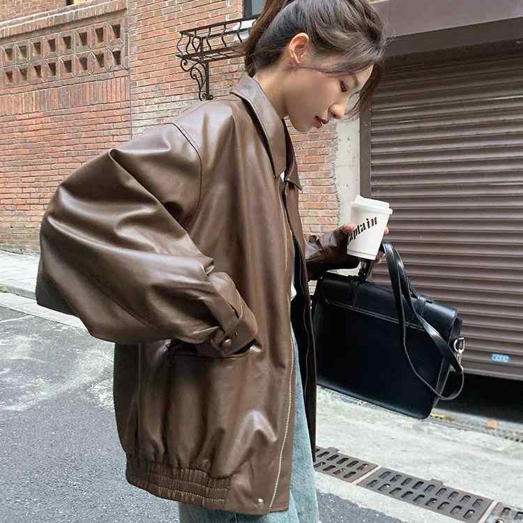 レディース ジャケット 秋 ブラウン レザー ショート丈 韓国 ルーズフィット ライダース モーターサイクル アウター 軽量 ソフト素材 ビッグシルエット 普段使い 通勤 カジュアルスタイル スタイリッシュ 暖かみ フィット感 秋冬 コーディネート