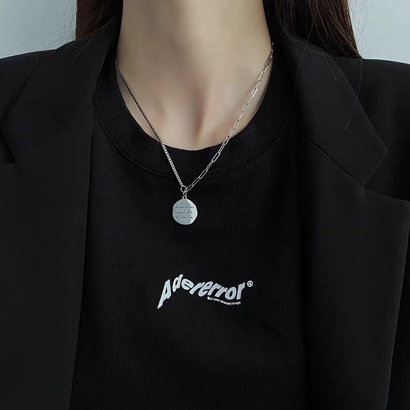 Rakuten - ネックレス 女性用 メタル 円形 プレート ペンダント 鎖骨チェーン クール ヒップホップ スタイル ネットセレブ アクセサリー シンプル デザイン ゴールド シルバー 普段使い 軽量 金属製 スタイリッシュ